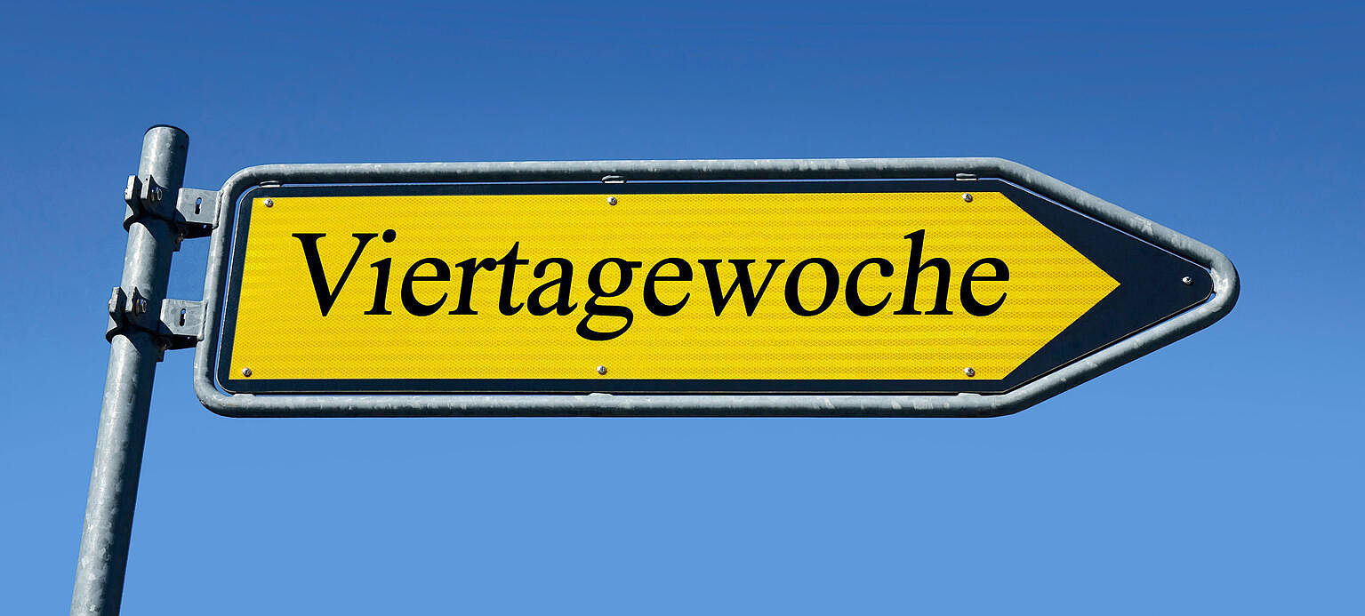 06.04.2023, Borkwalde, Brandenburg, In einem Wegweiser steht der Schriftzug Viertagewoche. || Mindestpreis 15 Euro 